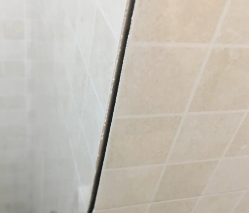 焦作瓷砖空鼓维修公司分享阳台瓷砖脱落的修复过程可以分为以下几个步骤